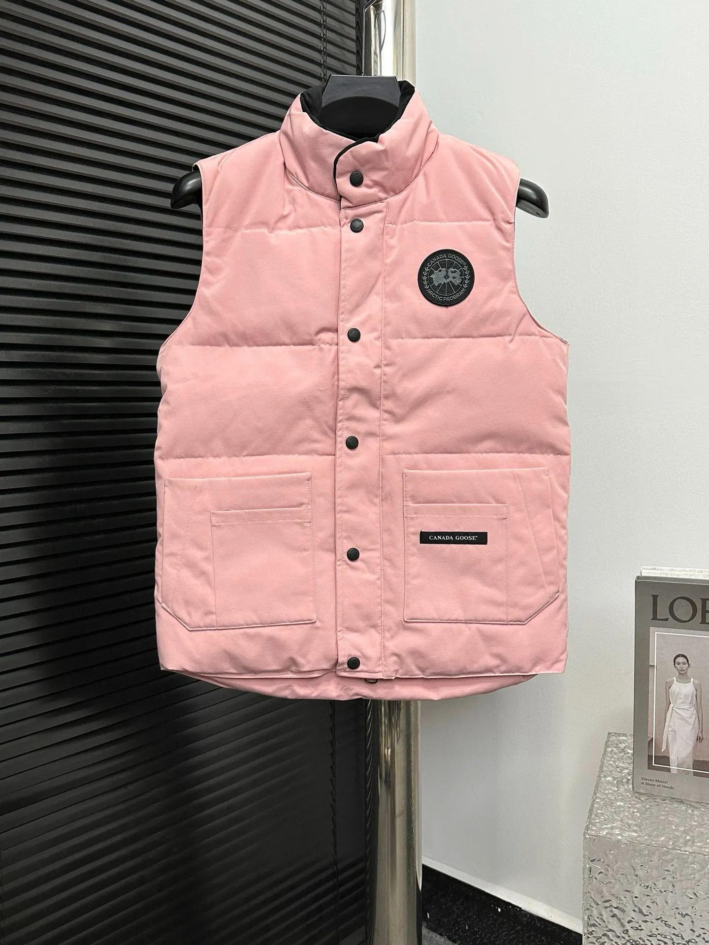 P360 [Canada Goose] Canada Goose #Freestyle Crew 4154M Men’s and Women’s Vest Down# ➖ Imported Behringer embroidery machine with customized 10,000-needle embroidery logo! ➖ Imported 21-count polyester-cotton blended original fabric, using Feather-Light 10D waterproof coating fabric, made of 84.5% polyester fiber and 15.5% cotton, 100% the best feel in the entire network! ➖ The genuine official website uses the national standard 80 white duck down, and will never be misled by false claims such as 90 down or goose down! ➖ 100% nylon nylon lining with double double-layer sealing design to prevent velvet from running away. Top-grade polar fleece is used in the collar and pockets to keep warm and comfortable! ➖ Yoshida YKK provides original custom-made electroplated sliders. YKK two-way lockable zippers are tight and smooth and will not peel off paint! ➖ 3M composite original Velcro is durable, and all accessories and hardware are disassembled and customized! ⛔No slander, no exaggeration, no need for too much copywriting, because it is focused, it is professional!  SIZE: XS S M L XL XXL